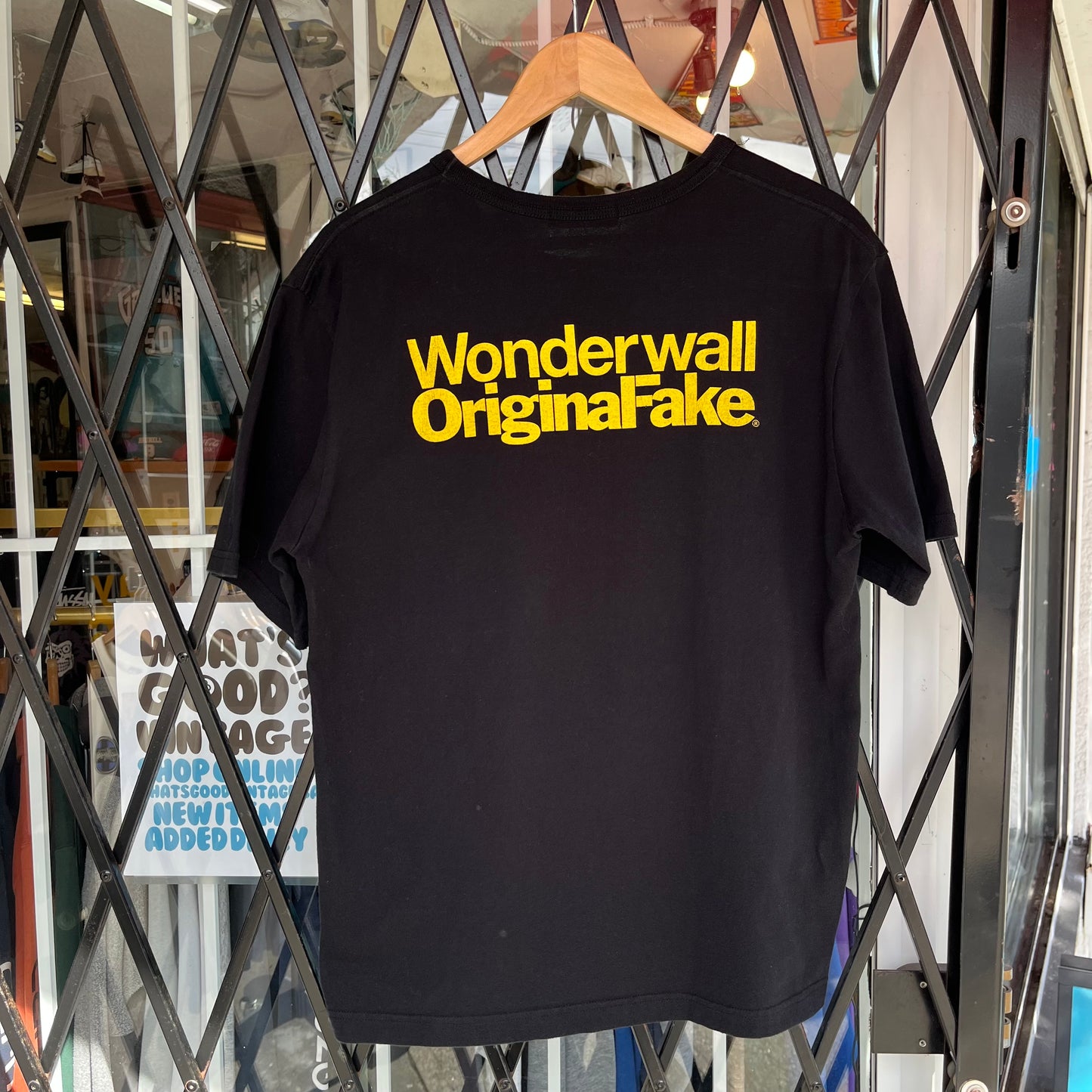 OriginalFake Wonder Wall Kaws Tee - Size 4