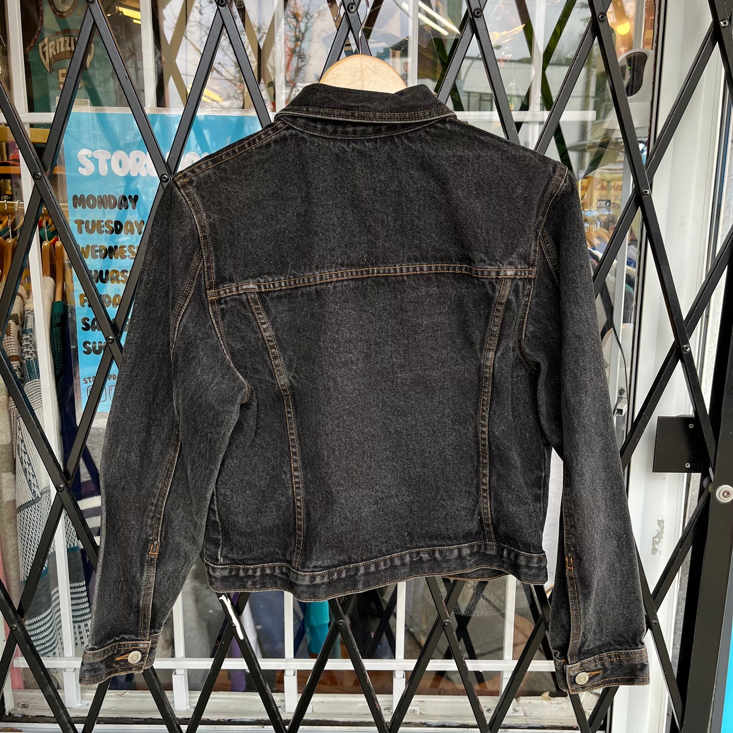 Y2K Guess Cropped Denim Jacket - Size Women’s L