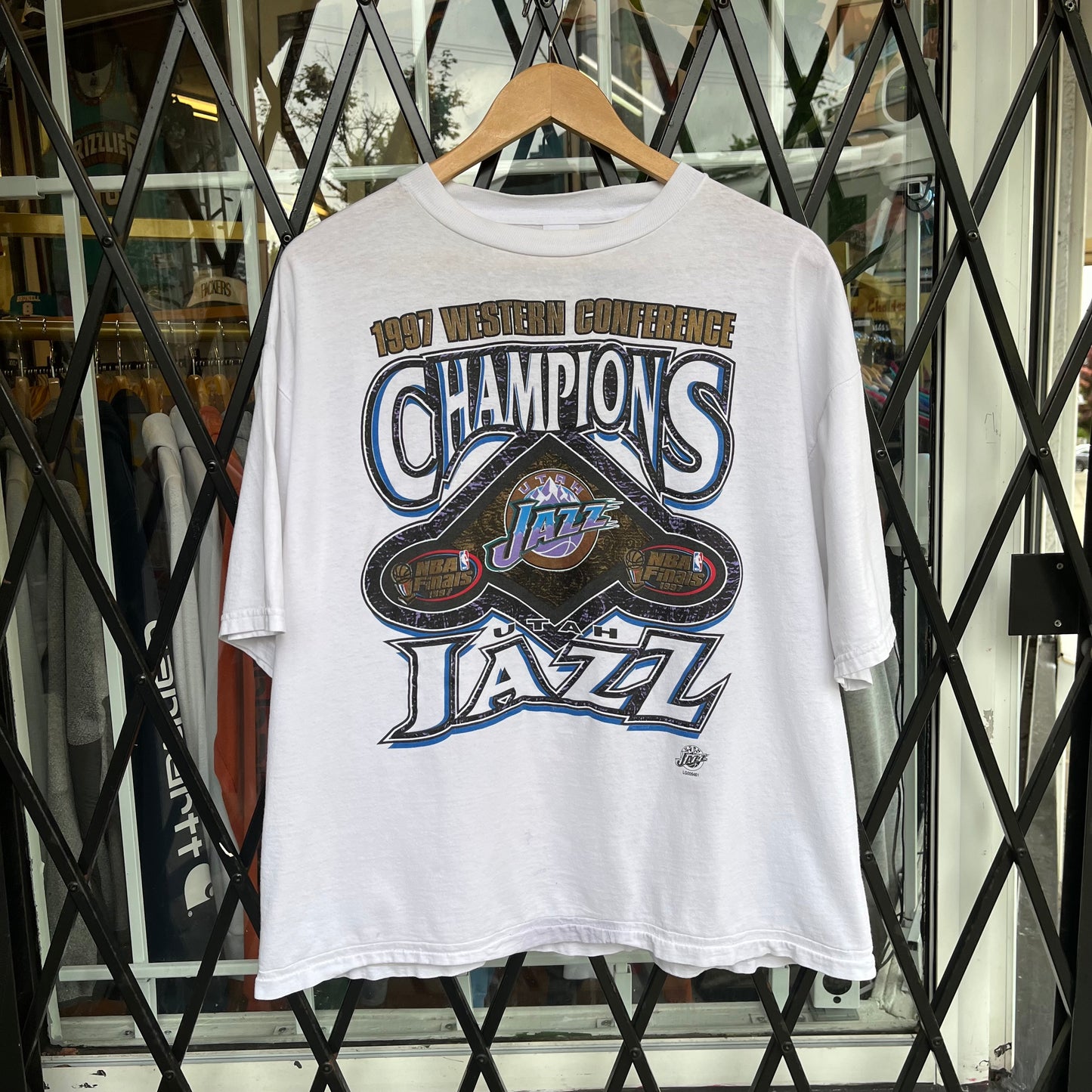 1997 NBA Finals Tee (cropped) - Size XL
