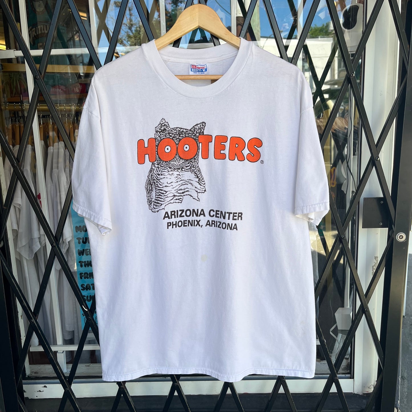 Vintage Hooters Tee - Size XL
