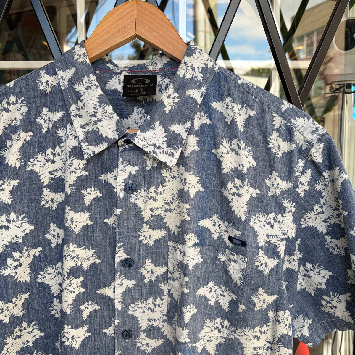 Oakley Short Sleeve Button Up Shirt - Size L