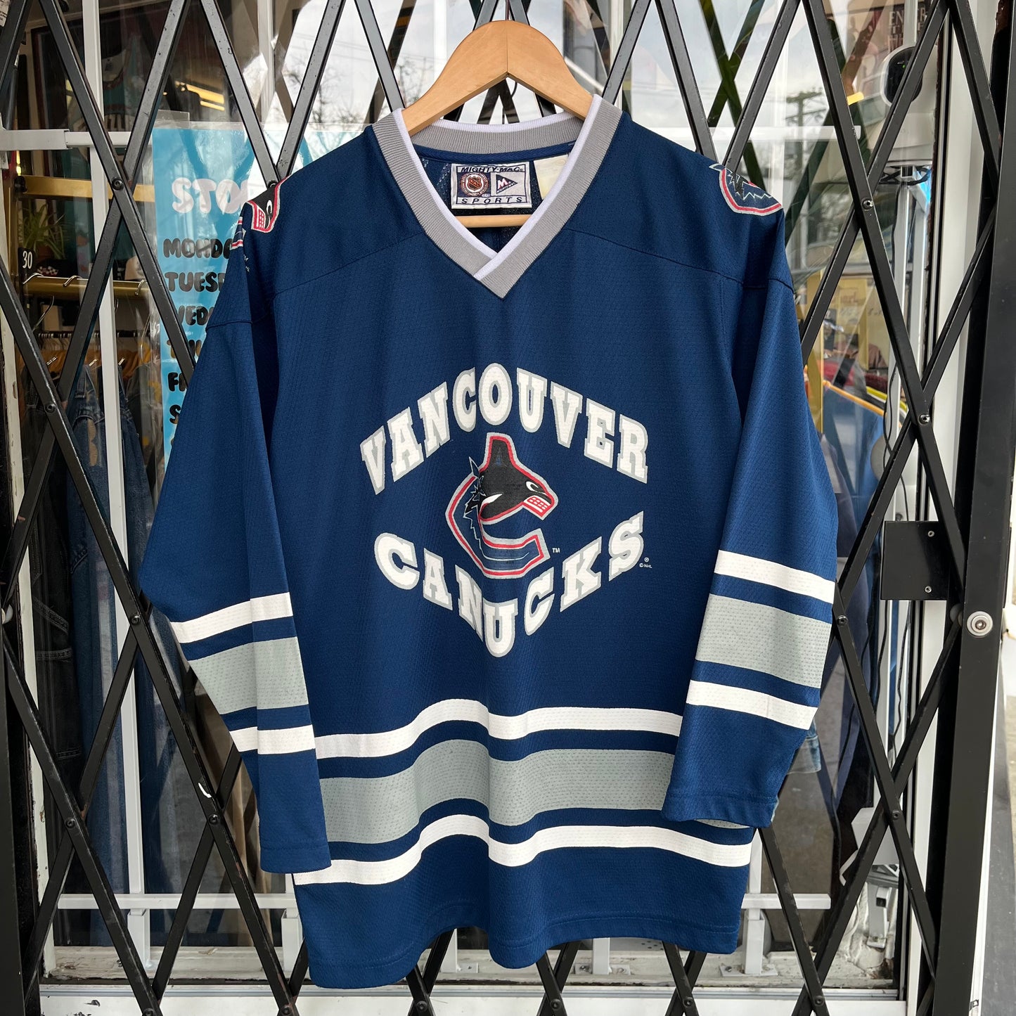 Vintage Vancouver Canucks Jersey - Size Youth L
