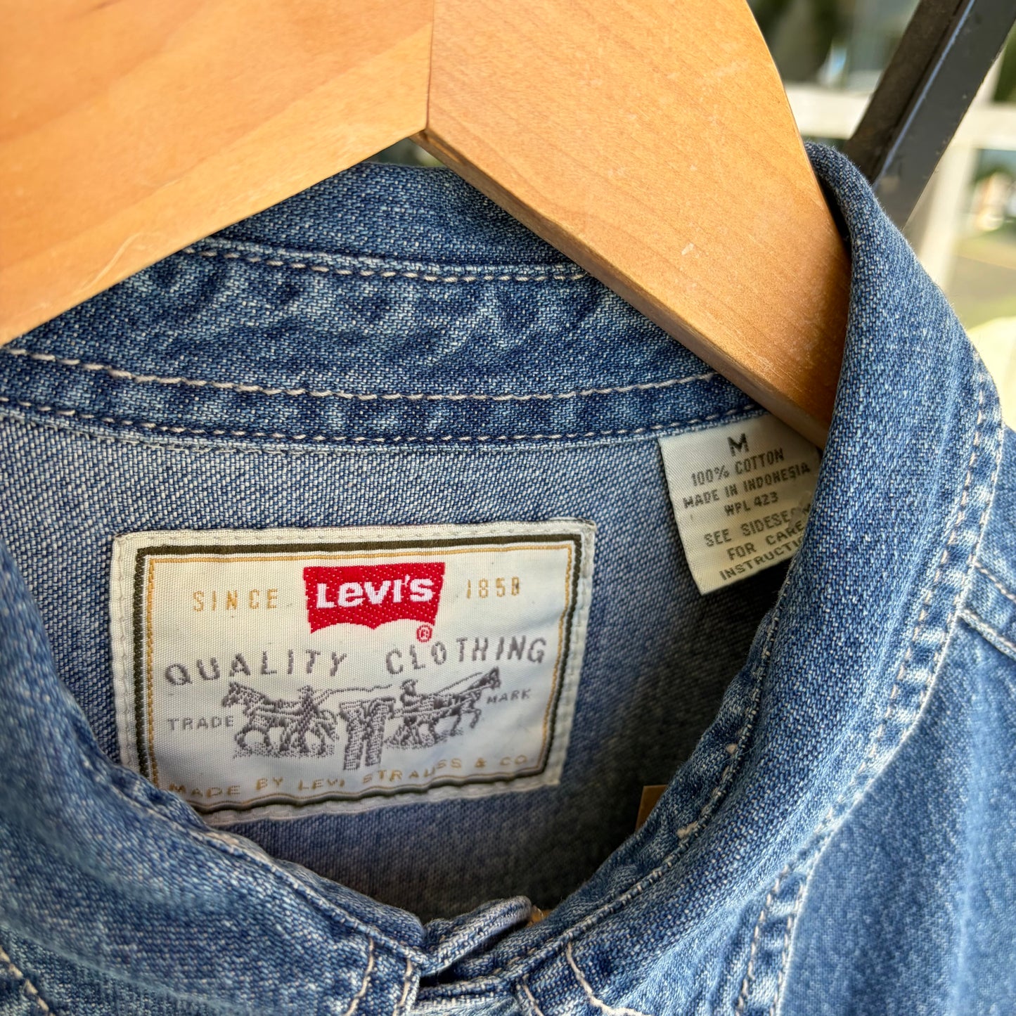 Vintage Levi’s Denim Button Up Shirt - Size M