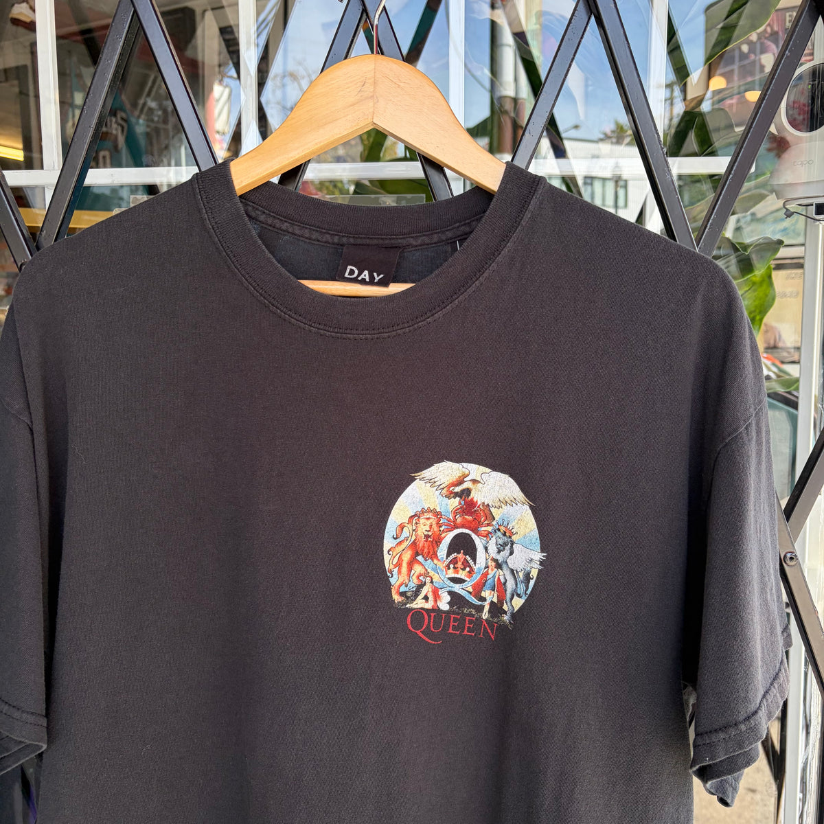 Queen Tee - Size L