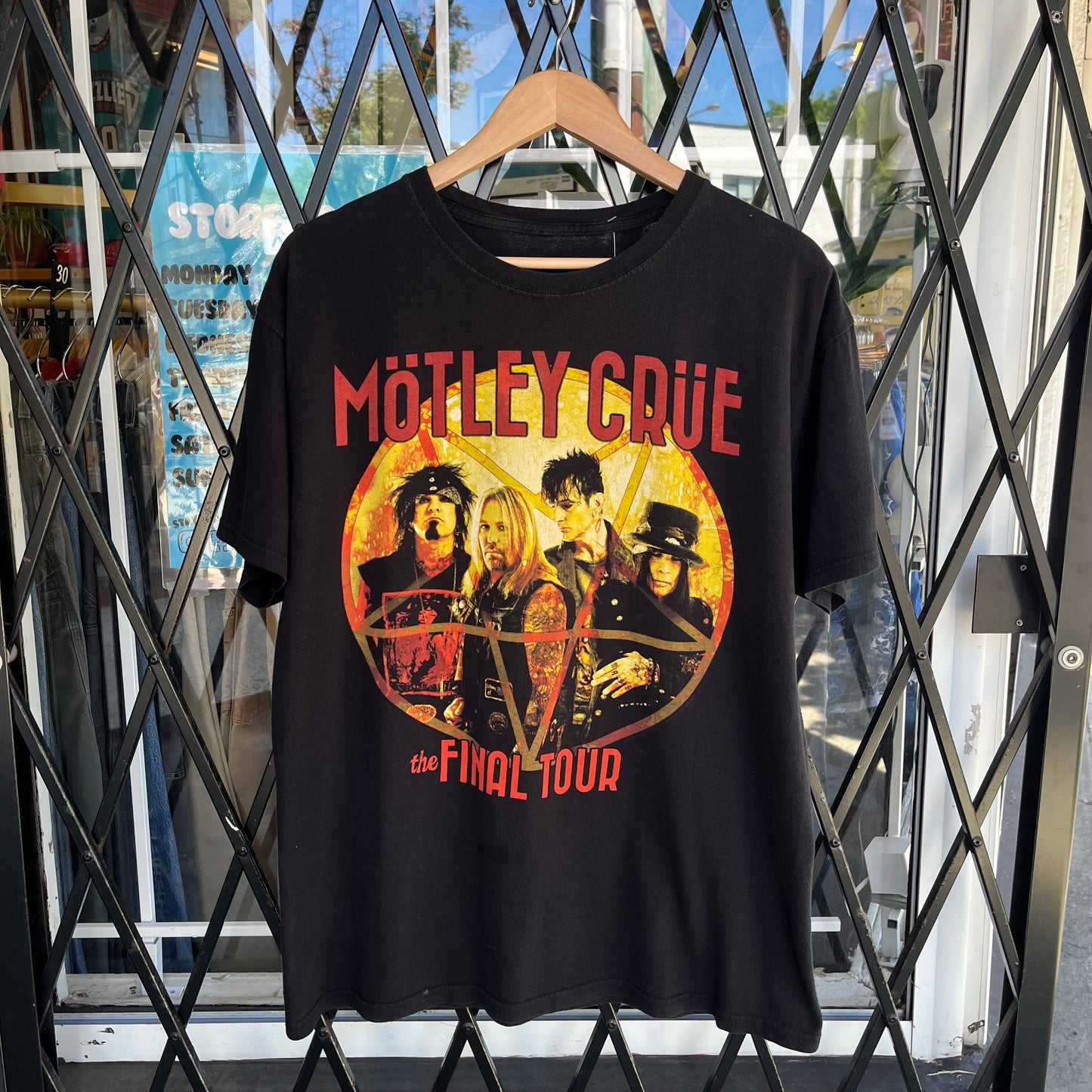 Mötley Crüe Final Tour Tee - Size XL