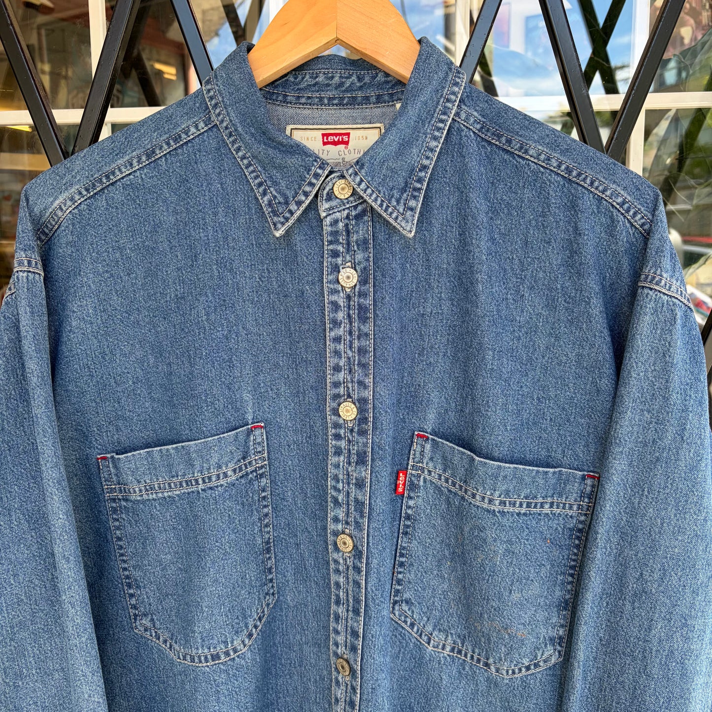 Vintage Levi’s Denim Button Up Shirt - Size M