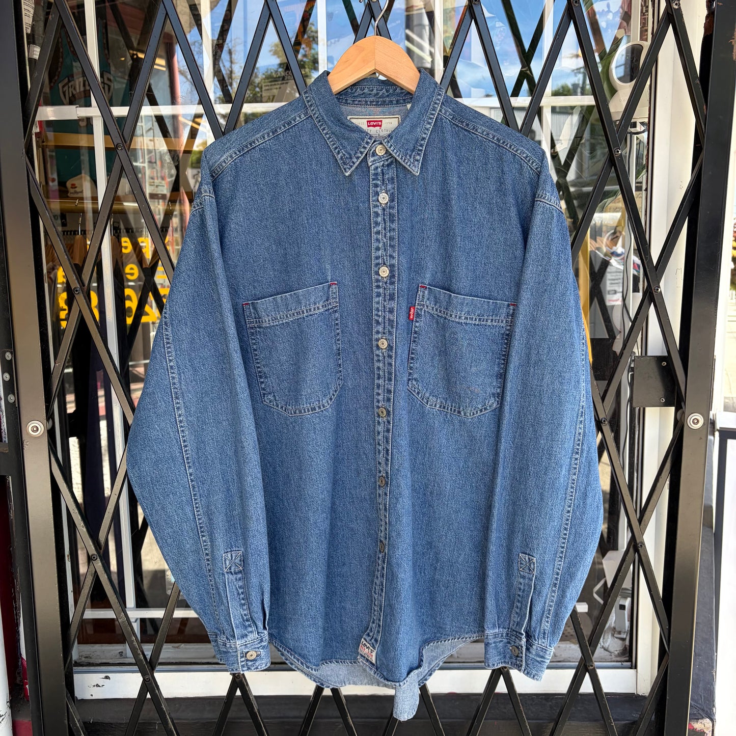 Vintage Levi’s Denim Button Up Shirt - Size M