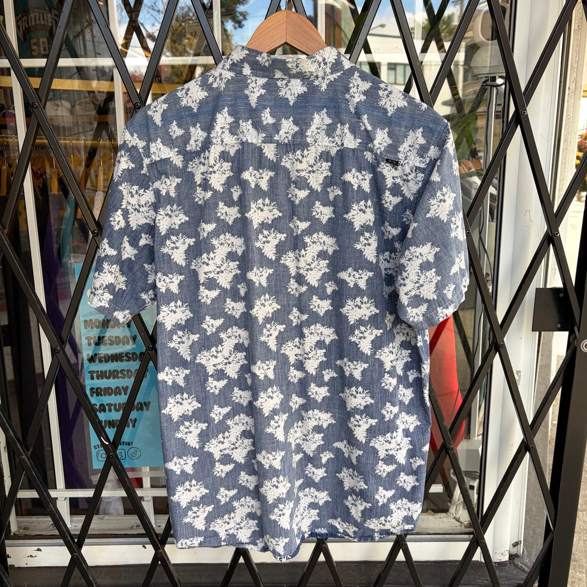 Oakley Short Sleeve Button Up Shirt - Size L